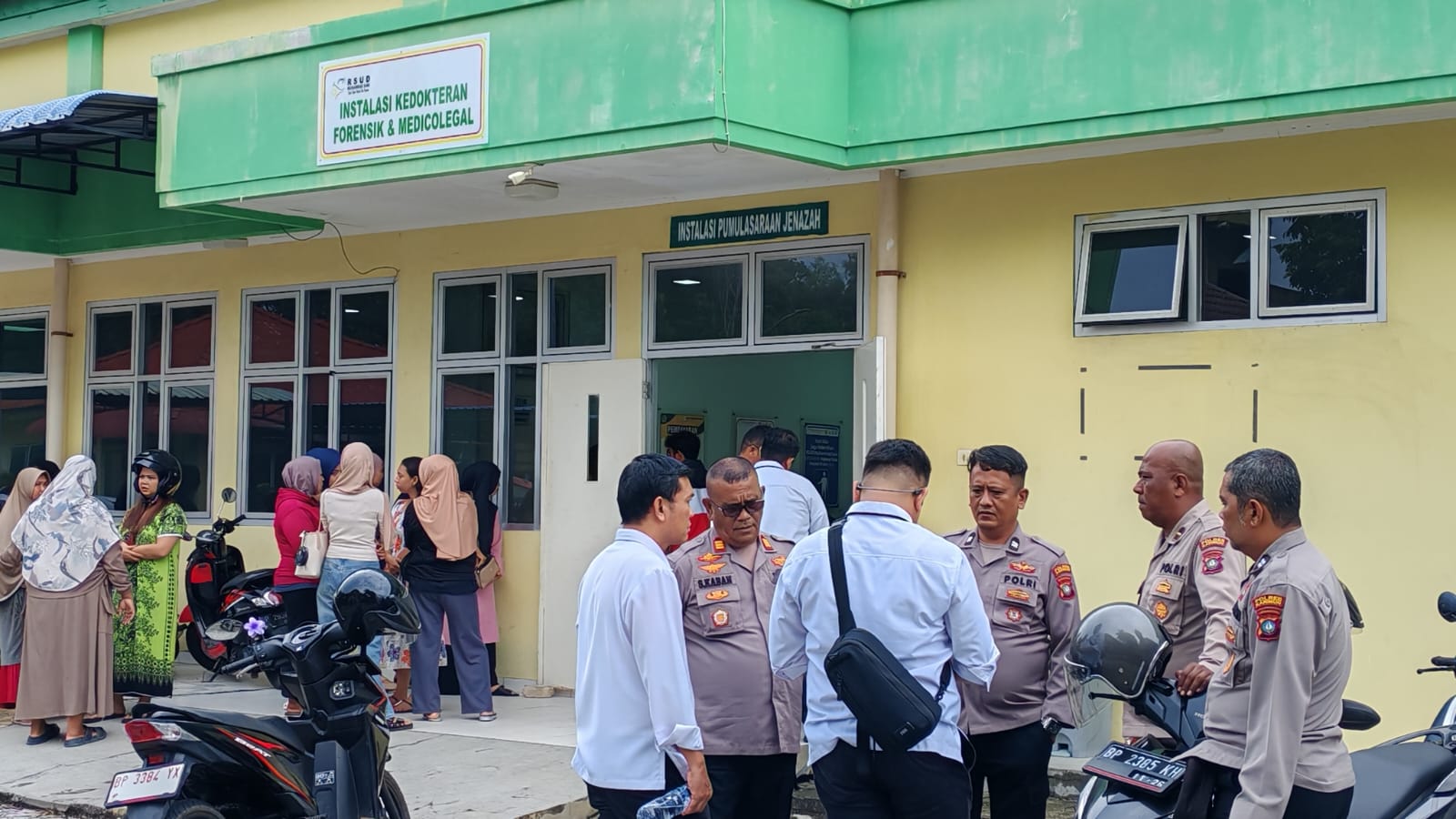 Polisi berada di ruang pemulasaraan jenazah RSUD Muhammad Sani dan juga tampak pihak keluarga korban ramai menunggu untuk membawa pulang jenazah Anak korban pembunuhan.