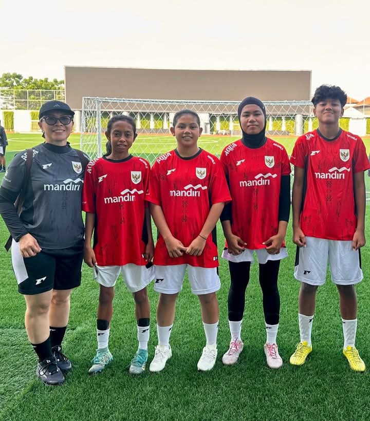 Nurmalisa (nomor dua dari kiri), pemin sepak bola putri asal Kabupaten Lingga yang lulus seleksi bergabung di Timnas U-16 Putri.