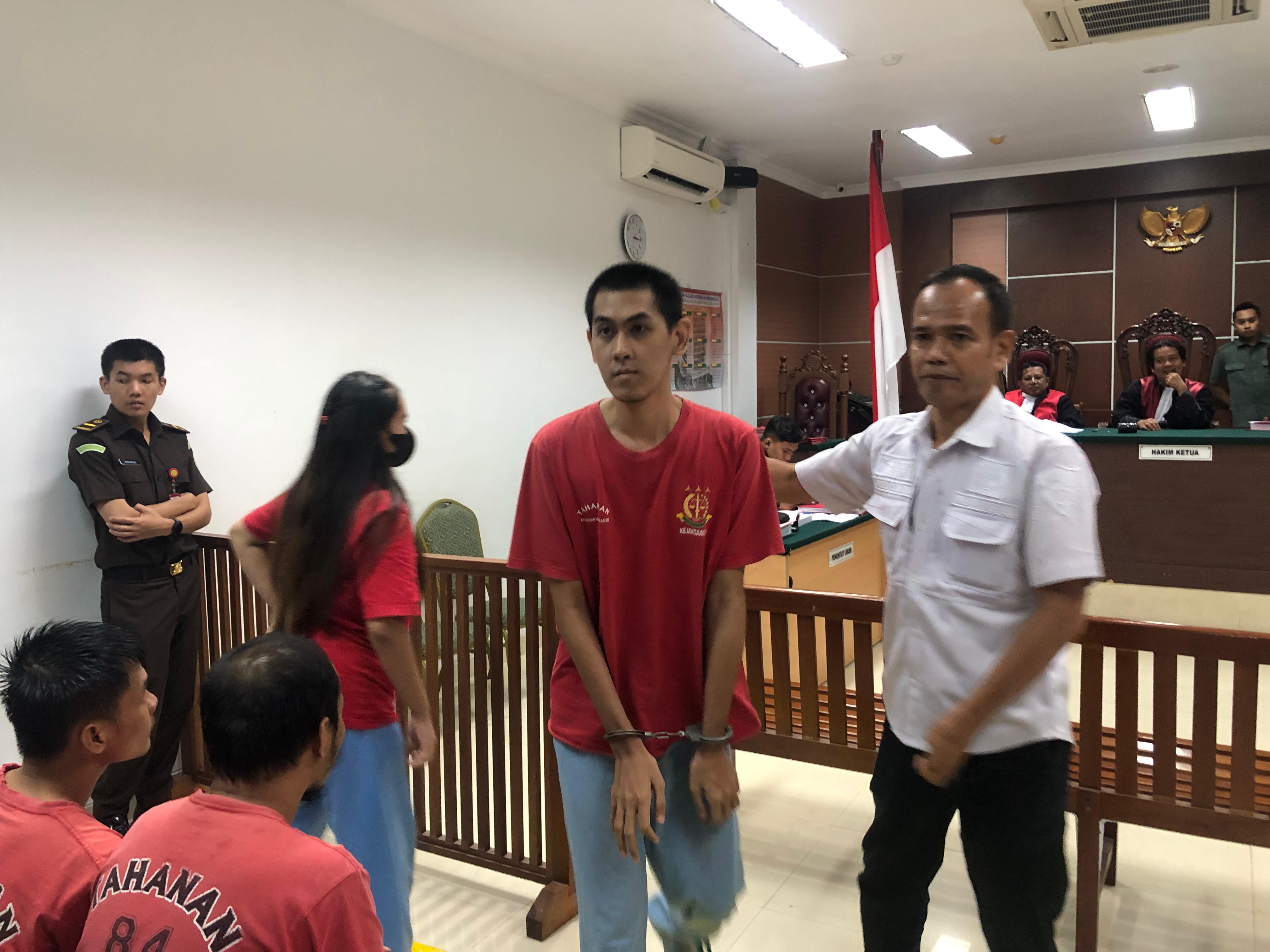 Faras, Terdakwa pembunuhan di kantor CKTR Batam seusai ikutin persidangan.
