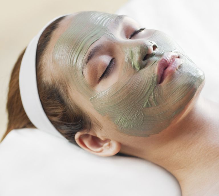 ILUSTRASI. Seorang wanita menggunakan masker rumput laut.