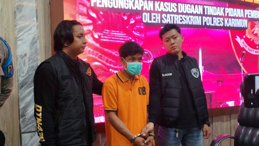Tersangka pelaku pembunuhan saat dibawa oleh anggota Satreskrim Polres Karimun.