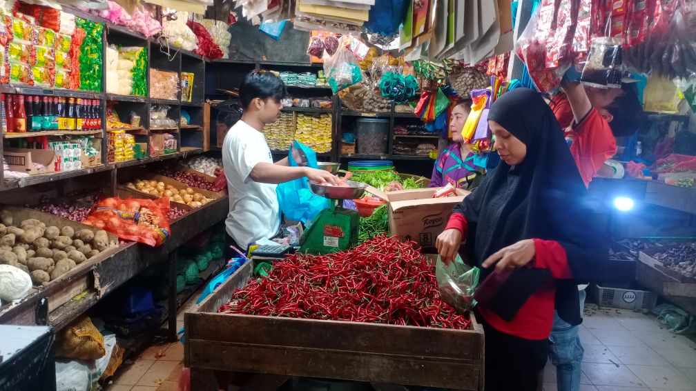 Aktifitas warga di pasar basah di Sagulung.
