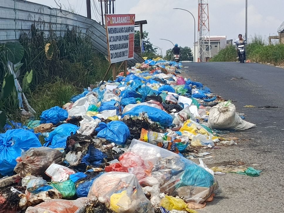 Sampah menumpuk di pinggiran jalan di Sagulung, Batam.