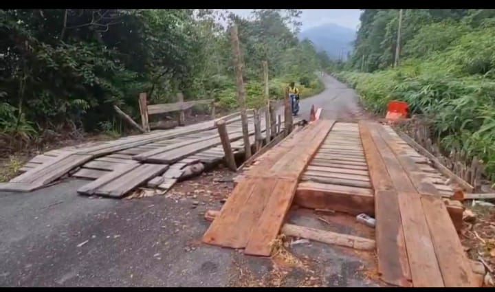 Kondisi jalan utama Desa Kelumu yang rusak parah, Rabu (23/7).
