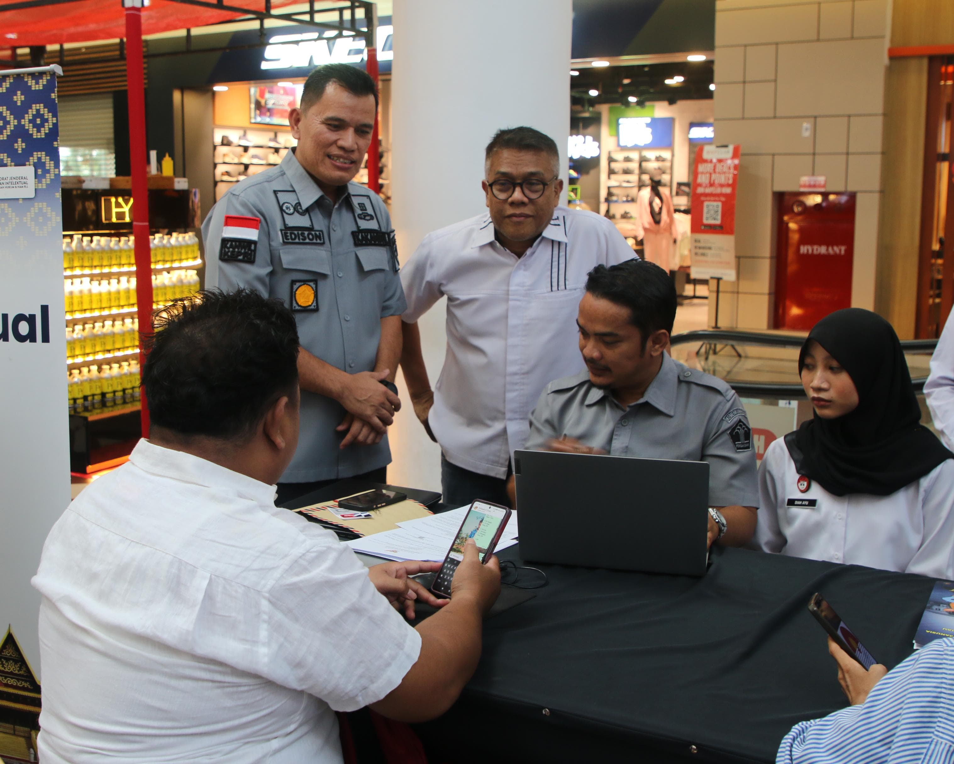 Kepala Kemenkum Kepri, Edison Manik daat meninjau kegiatan Pemberdayaan Ekonomi Kreatif dan Layanan Publik Pendaftaran KI di Batam, Selasa (22/7).