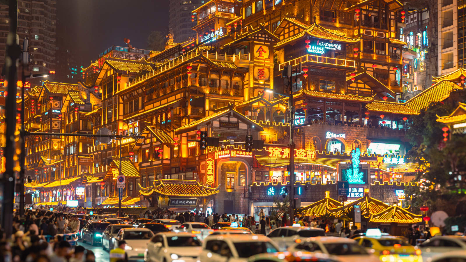 PEMANDANGAN Kota Chongqing di malam Hari. Kota ini Hadir dengan memadukan tiga distrik Tiongkok setara dengan satu negara Austria.