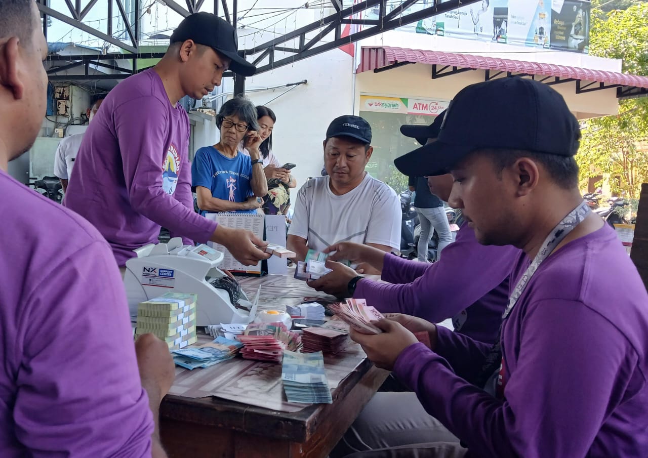 Petugas Bank Indonesia (BI) sedang melayani masyarakat yang hendak menukarkan uang di Tarempa. BI menyediakan Rp 1,97 Miliar uang baru untuk Kabupaten Anambas.