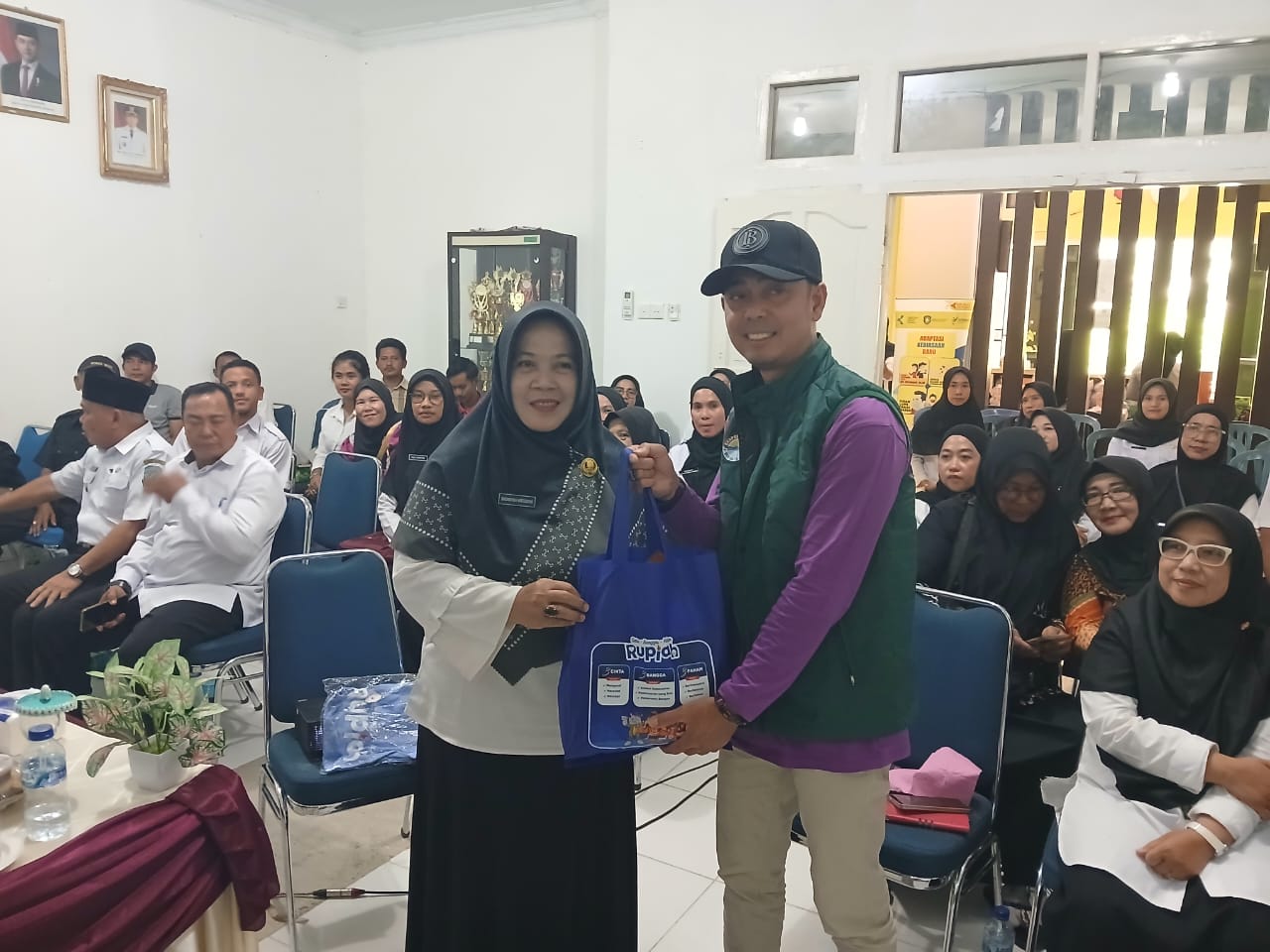 Ketua Tim Ekspedisi BI Perwakilan Kepri, Sofyan Hadi foto bersama dengan peserta sosialisasi Cinta, Bangga, Paham Rupiah di Kantor Camat Siantan, Kabupaten Anambas.