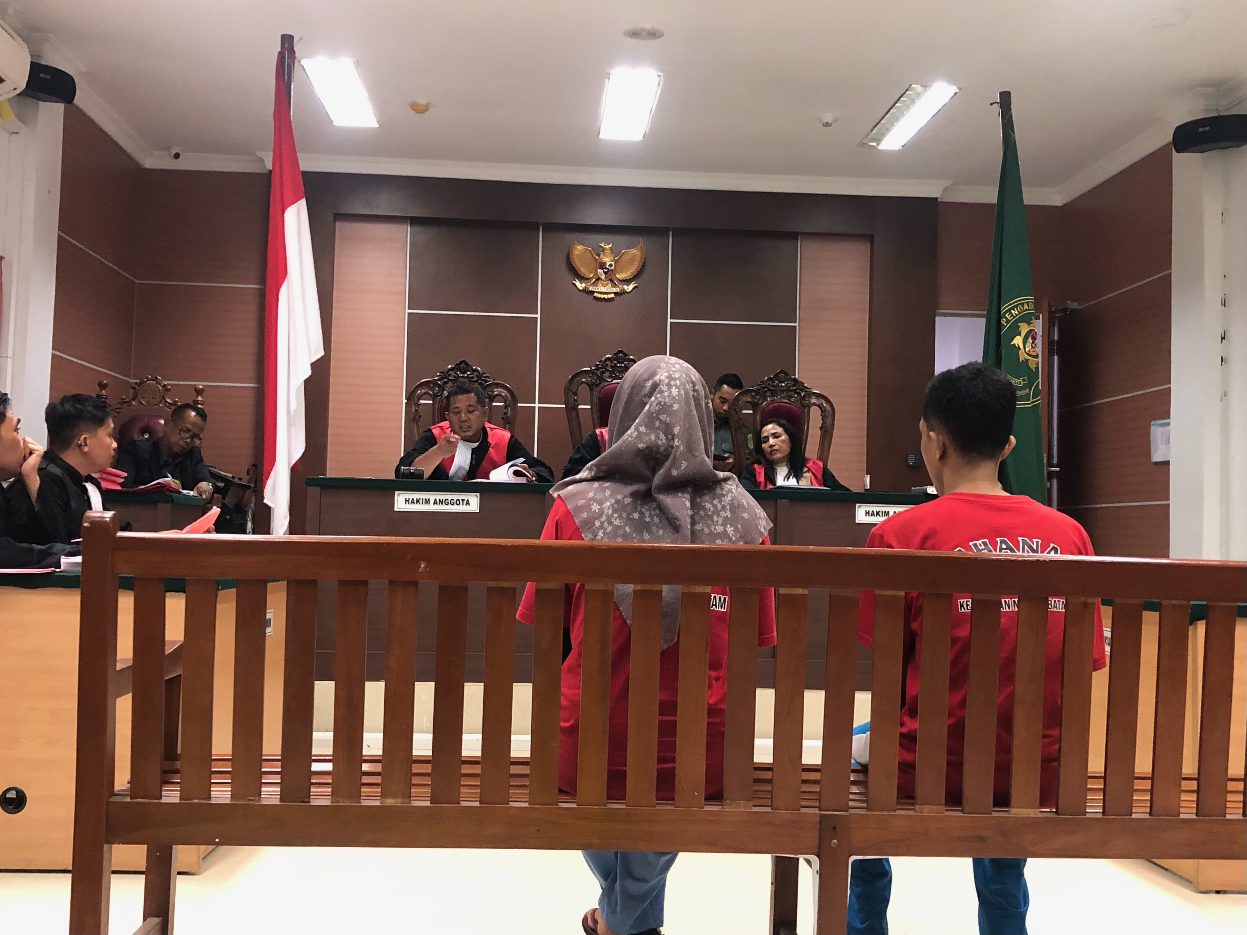 Pasangan kekasih, Asi Maharani dan Ramadhani menjalani sidang di Pengadilan Negeri (PN) Batam, Selasa (22/7).