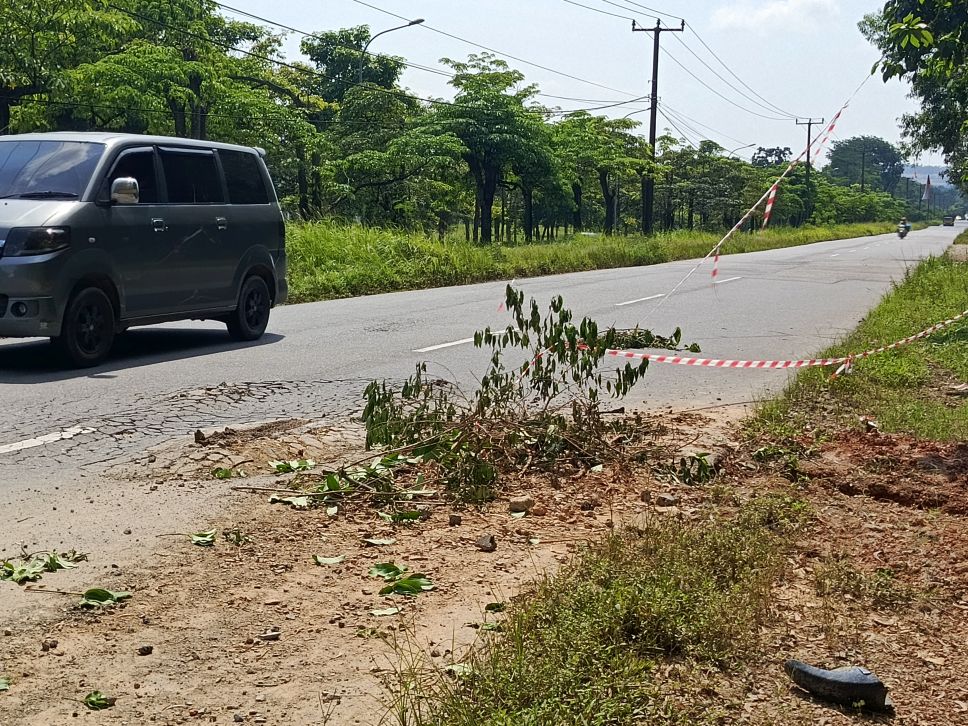 Jalan berlubang di jalan S Parman Seibeduk diberi tanda untuk menghindari kecelakaan.