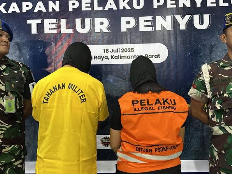 Kedua pelaku penyeludupan telur penyu saat dihadirkan dalam konferensi pers di PSDKP Pontoanak.