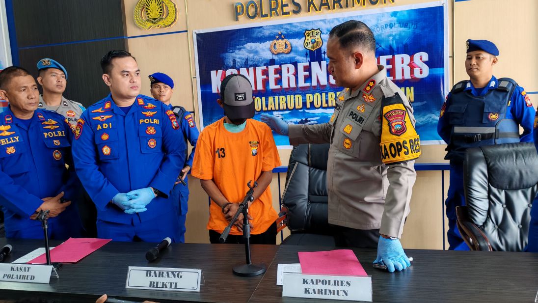 Kapolres Karimun, AKBP Robby TM didampingi Kasat Polairud, AKP Adi Suhendra sedang melakukan pertanyaan kepada tersangka penyelundup PMI tujuan Malaysia.