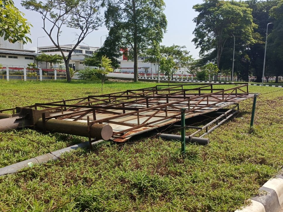 Papan reklame yang dirobohkan dibiarkan begitu saja di pinggir jalan S Parman Seibeduk, Batam.