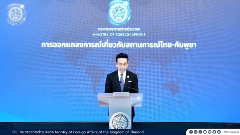 Juru Bicara Kementerian Luar Negeri Thailand, Nikorndej Balankura memberikan keterangan saat jumpa pers terkait serangan yang terjadi antara Thailand dan Kamboja, di Bangkok, Kamis (24/7).