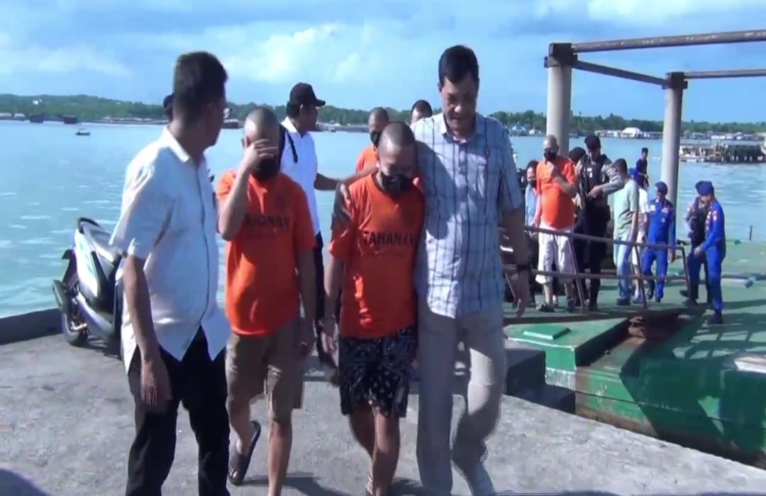 Polisi menggiring tersangka kasus pemalsuan sertifikat tanah di Tanjungpinang.