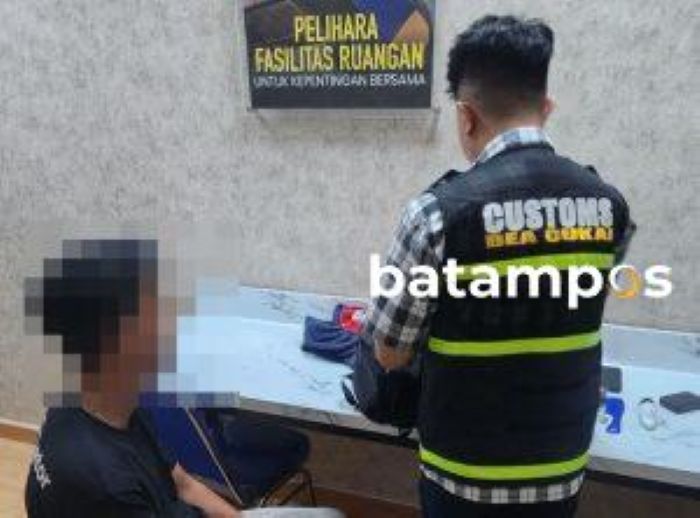 OT, kurir narkoba yang menyembunyikan sabu dalam dubur saat ditangkap di Bandara Hang Nadim, Batam.