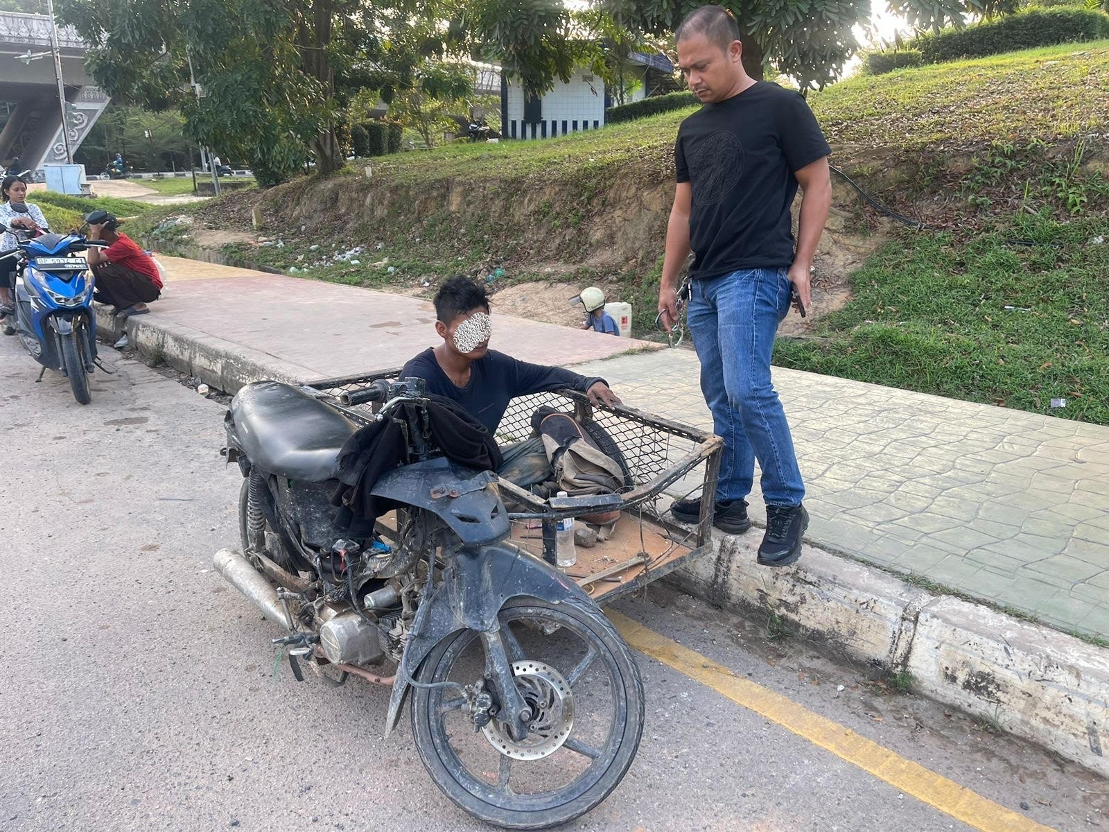 Polisi menangkap JT, pemulung yang mencuri besi reklame di Sei Panas.
