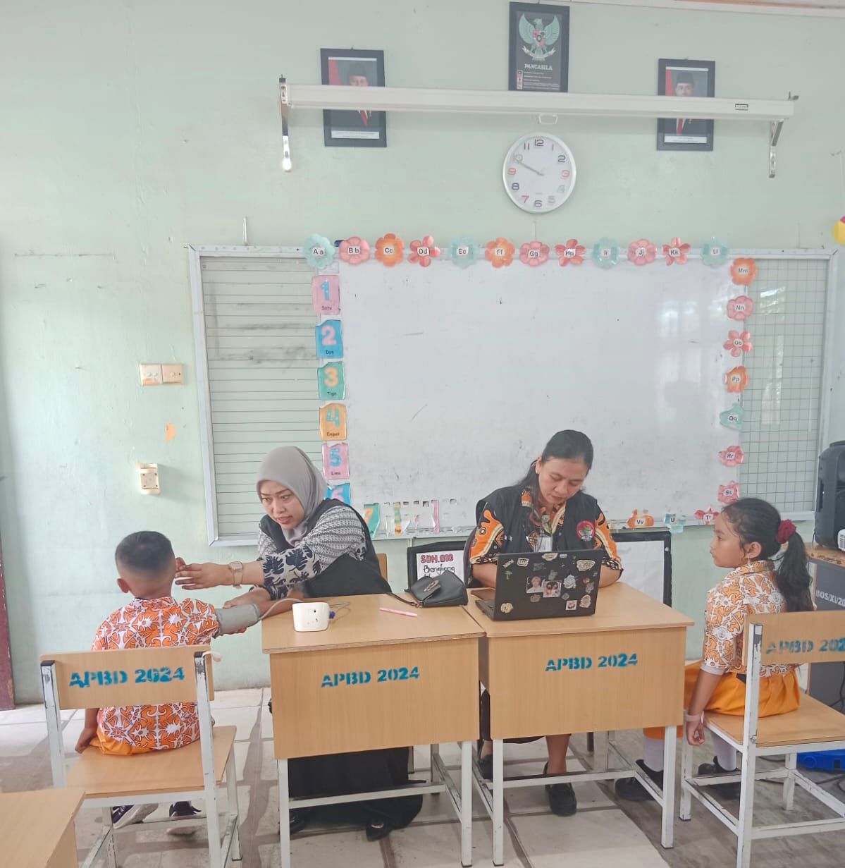 Pemeriksaan kesehatan gratis di Tanjung Buntung, Batam. Kamis (24/7).