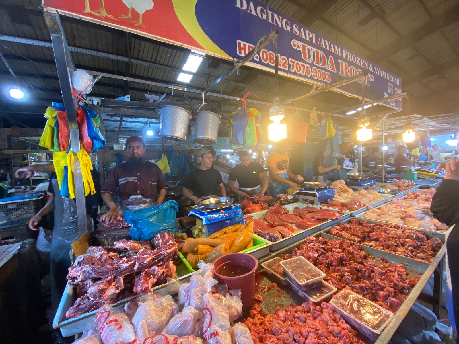 Penjual daging di Pasar Mega Legenda, Batam.