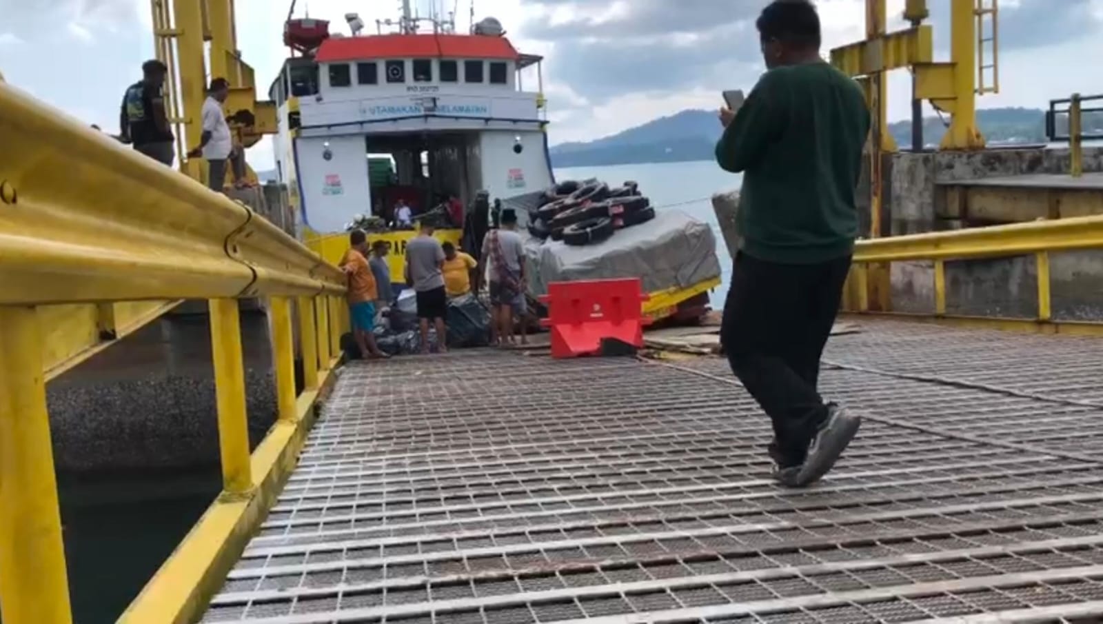 Truk pengangkut semen saat terperosok di Ramp Dor pelabuhan Roro Jagoh, Minggu (27/7).