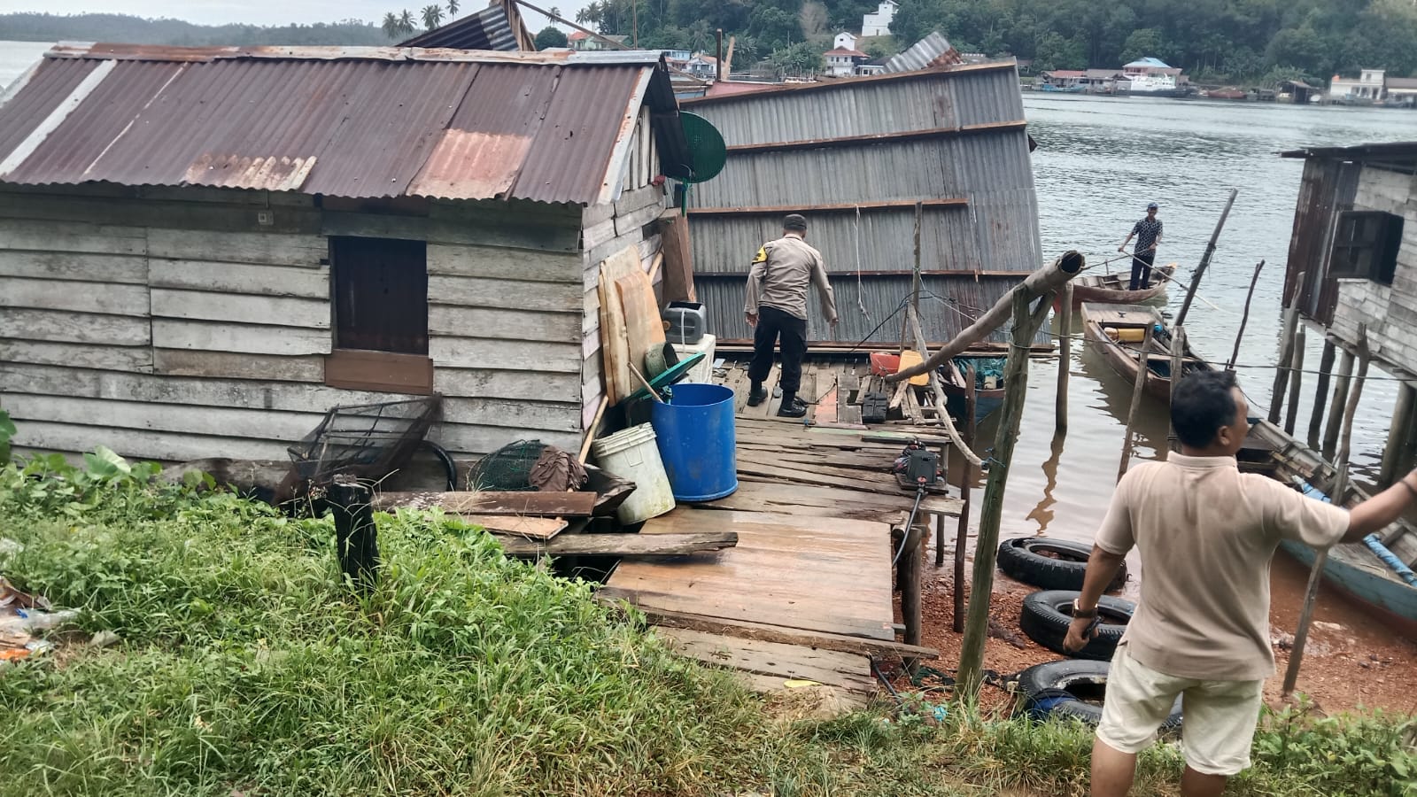 Salah satu rumah warga Pulau Lipan, Desa Penuba, Kecamatan Selayar, Kabupaten Lingga dihantam angin puting beliung, Sabtu (26/7).