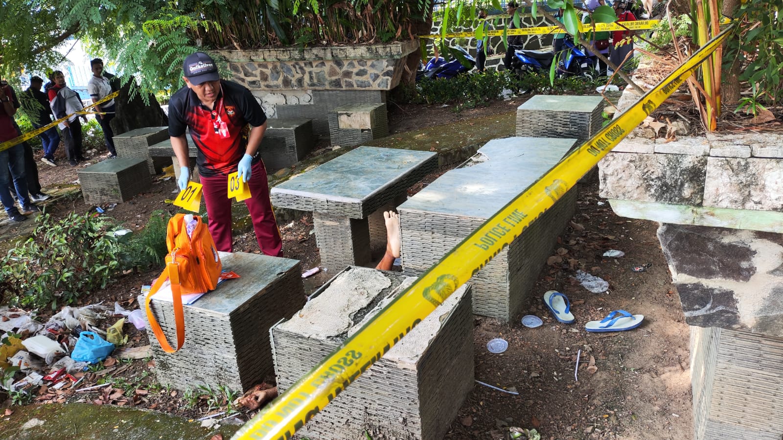 Polisi Unit Identifikasi Polresta Tanjungpinang saat melakukan identifikasi kasus pembunuhan di taman Jalan Diponegoro Tanjungpinang.
