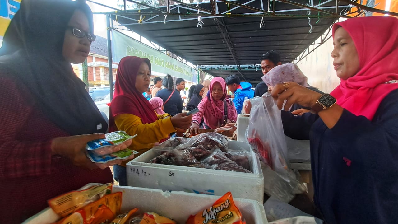 Masyarakat saat membeli daging sapi dan frozen food di Pasar Murah dan Bazar UMKM di Relief Antam Kijang, Kecamatan Bintan Timur, Sabtu (26/7/2025).
