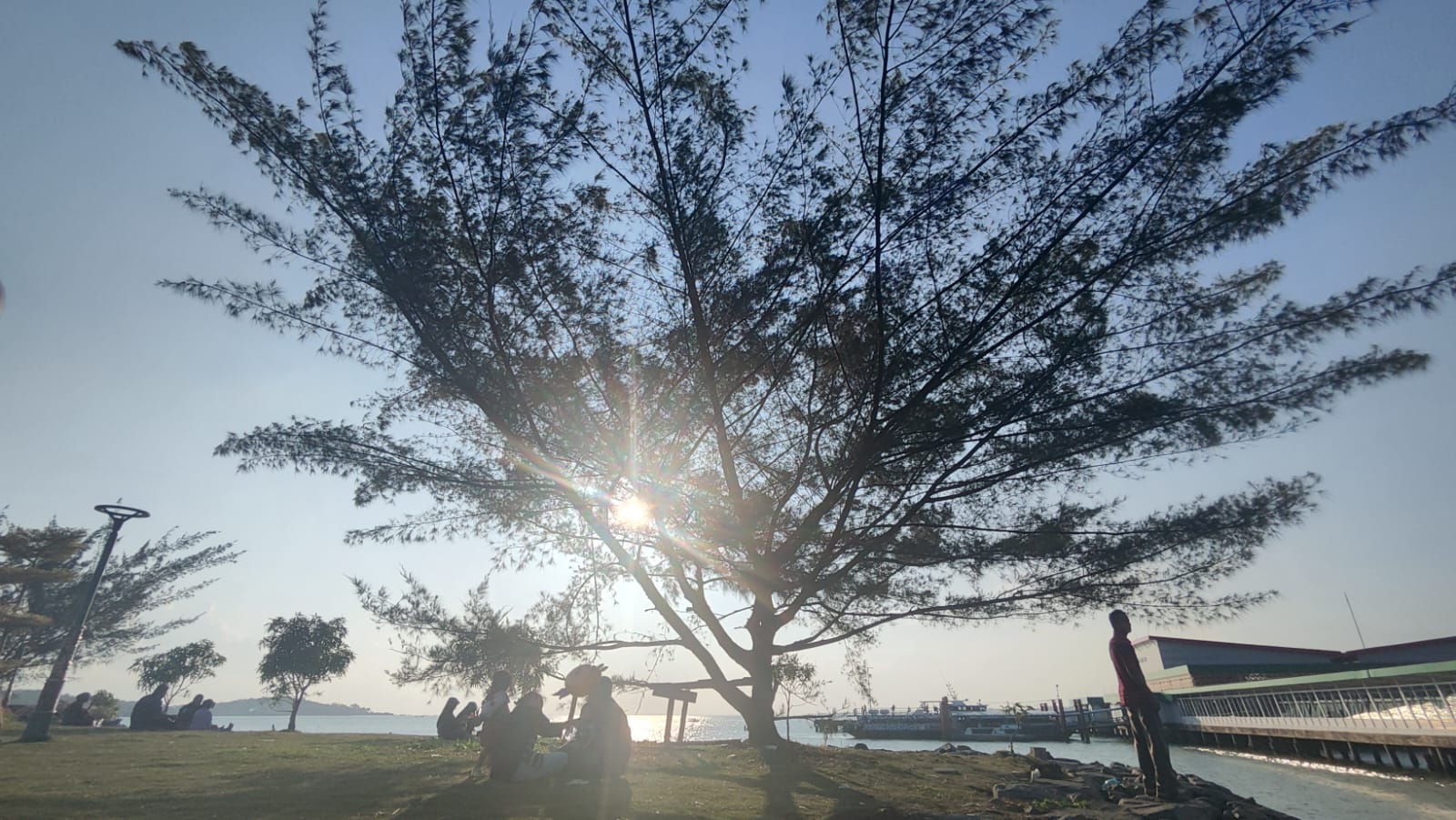 Sejumlah warga menikmati senja di tepi laut Tanjungpinang.