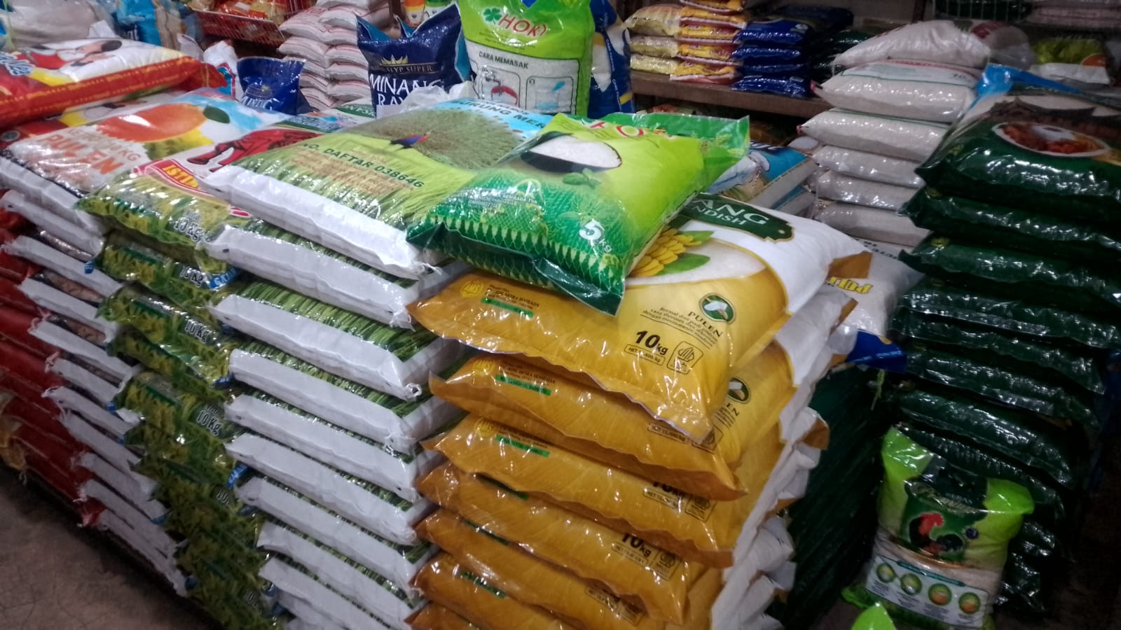 Beras premium yang dijual di swalayan yang ada di Kecamatan Tanjungpinang Timur, Minggu (27/7).
