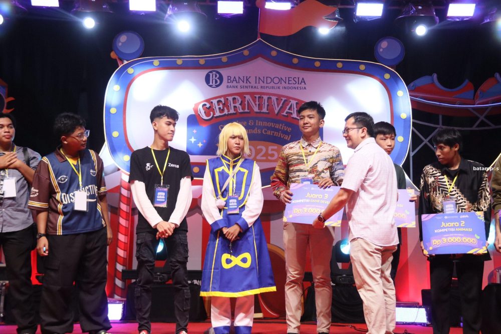 Husni Naparin, Kepala Fungsi Implementasi Kebijakan Sistem Pembayaran dan Pengelolaan Uang Rupiah Bank Indonesia Perwakilan Kepri dengan para pemenang lomba pada penutupan Cernival BI Perwakilan Kepri