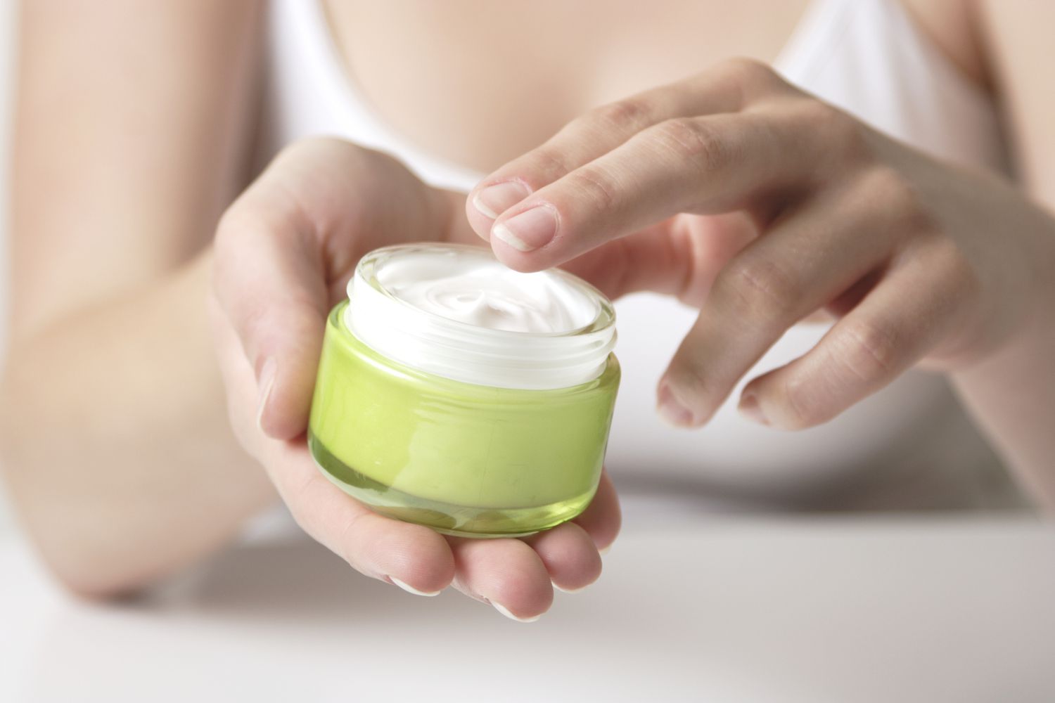 ILUSTRASI moisturizer yang bermanfaat Menjaga skin barrier wajah.