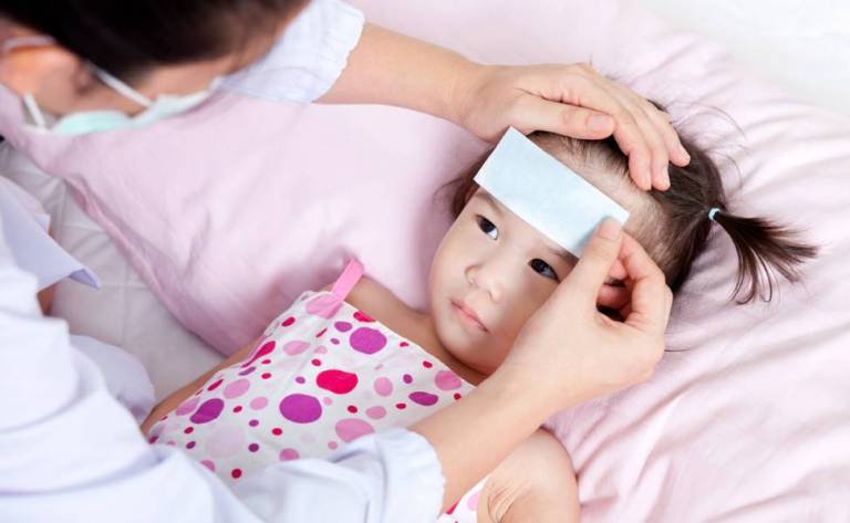 ILUSTRASI. Kompres yang dilakukan secara benar, dan tepat akan membantu meringankan demam si anak.