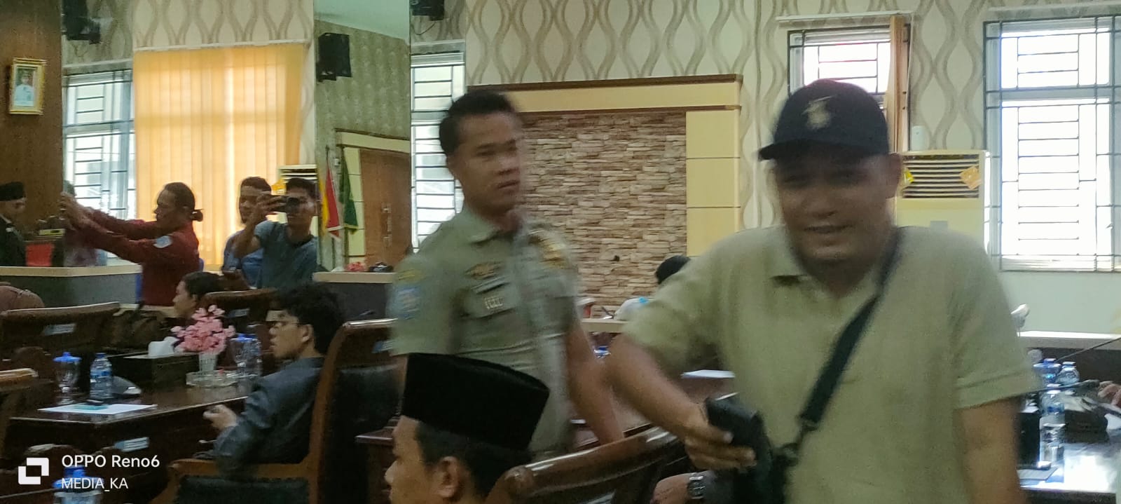 Saat Ihsan (pakai topi) disuruh meninggalkan lokasi acara.