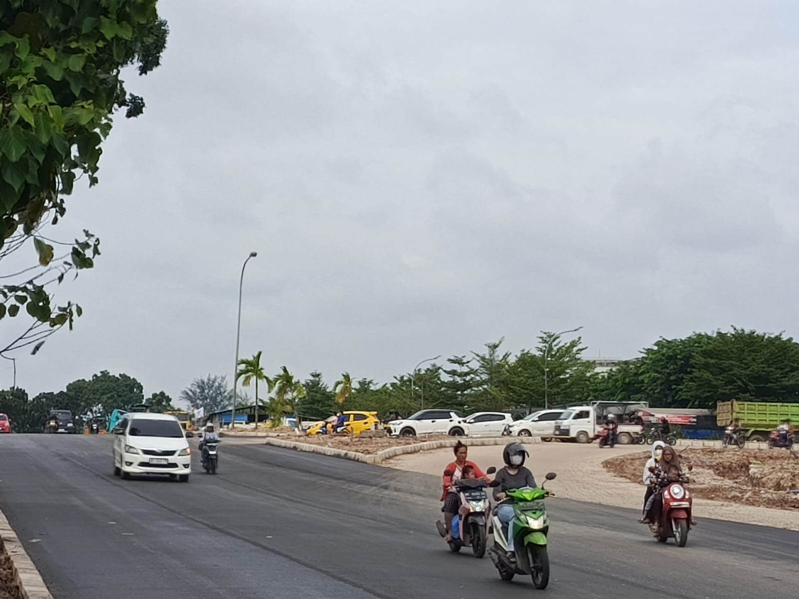 Pelebaran jalan di simpang Puteri hijau memasuki tahap finishing.