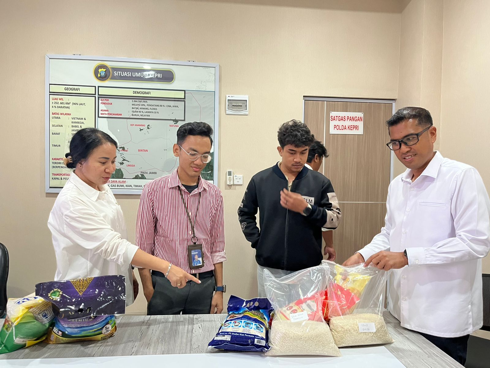 Tim Satgas Pangan Ditreskrimsus Polda Kepri mengambil sejumlah sampel beras dari pasar modern dan swalayan di Batam untuk diuji di laboratorium, Senin (28/7).