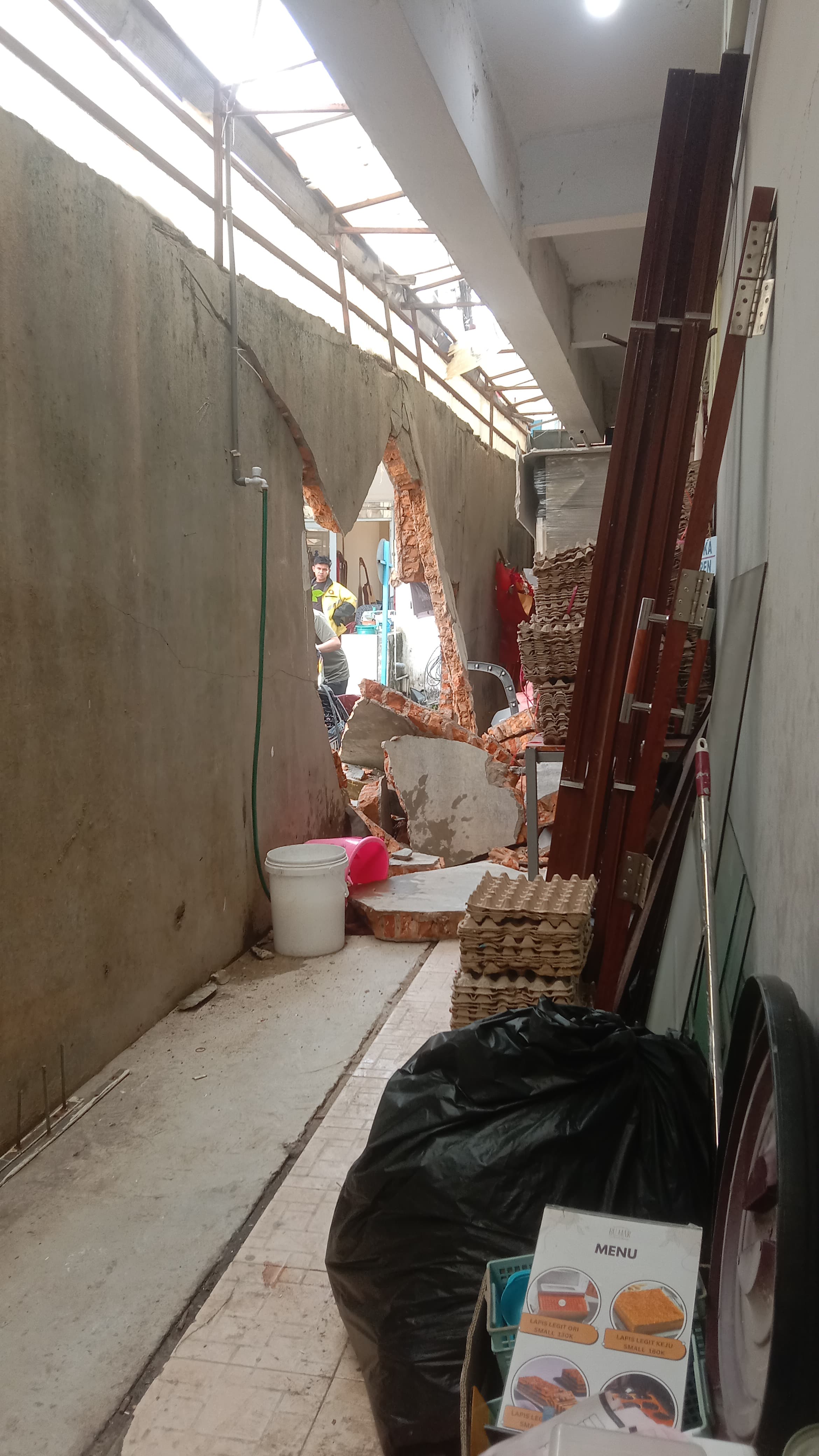 Dinding Dapur  Toko Kartini 1945 di Ruko Anggrek Sari, Batam, jebol setelah ditabrak mobil avanza.