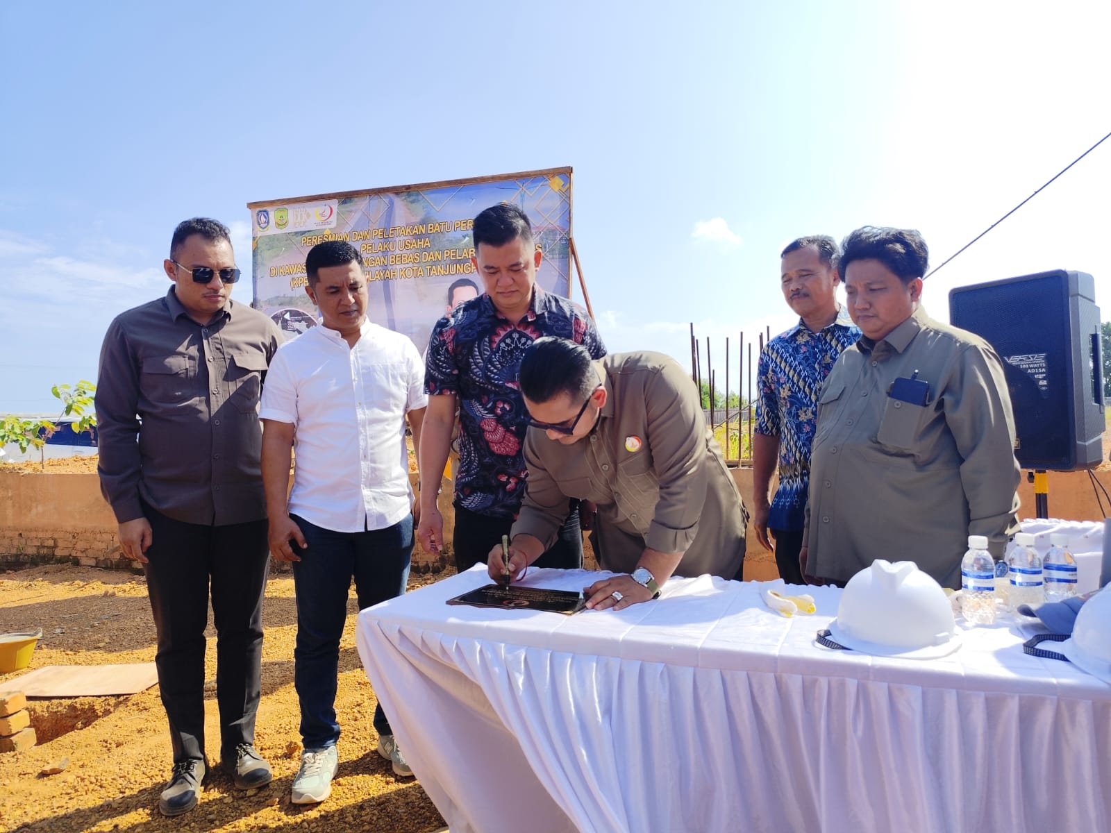 Kepala BP Tanjungpinang, Cokky Wijaya Saputra saat menandatangani prasasti pembangunan Gudang Logistik di kawasan Dompak, Selasa (29/7).