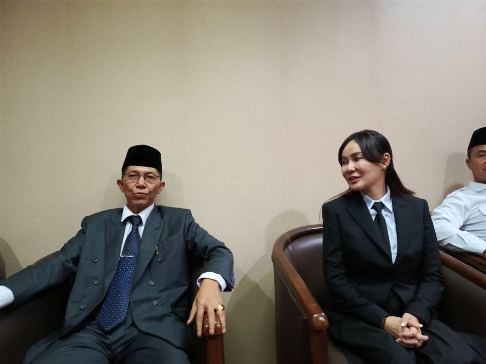 Amsakar Achmad bersama Li Claudia Chandra usai melantik 7 pejabat Pemko Batam.