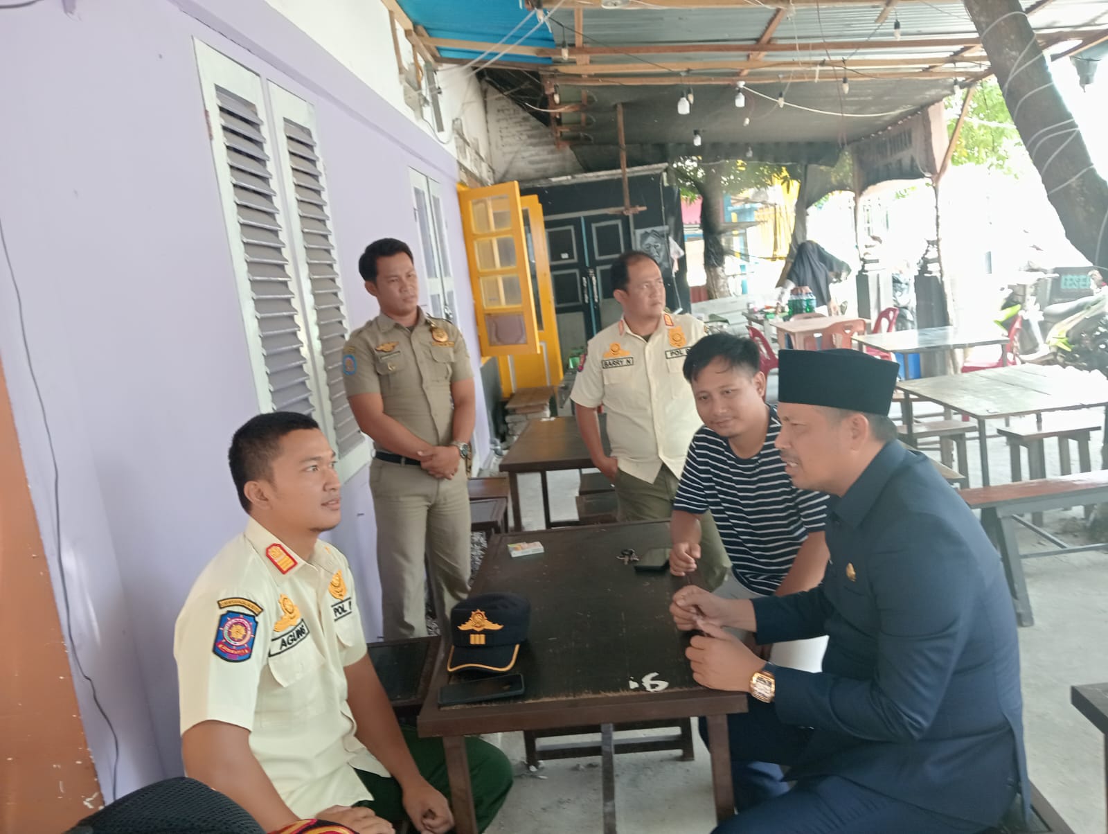 Sekda Anambas, Sahtiar (pakai jas), Wartawan Batam Pos, Ihsan Imaduddin, Kasi Ops Satpol PP, Agung Pebyata Sugema dan Anggota Satpol PP, Herman Supriadi ketika proses mediasi.