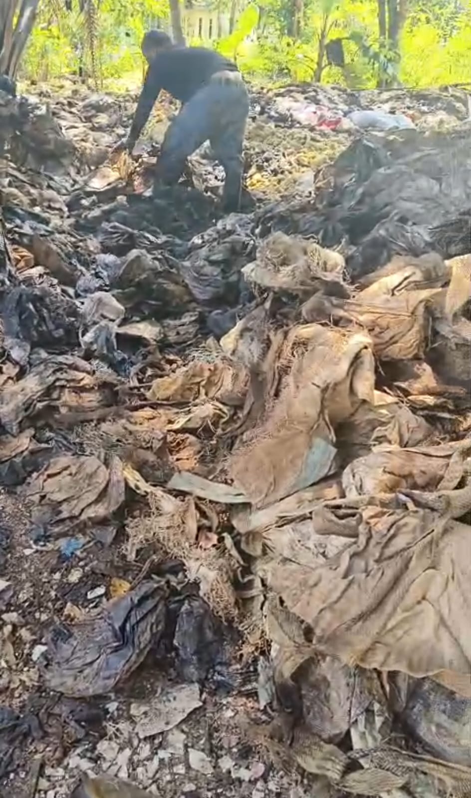 Limbah berbahaya ditemukan di dekat pemukiman di daerah Batuaji.