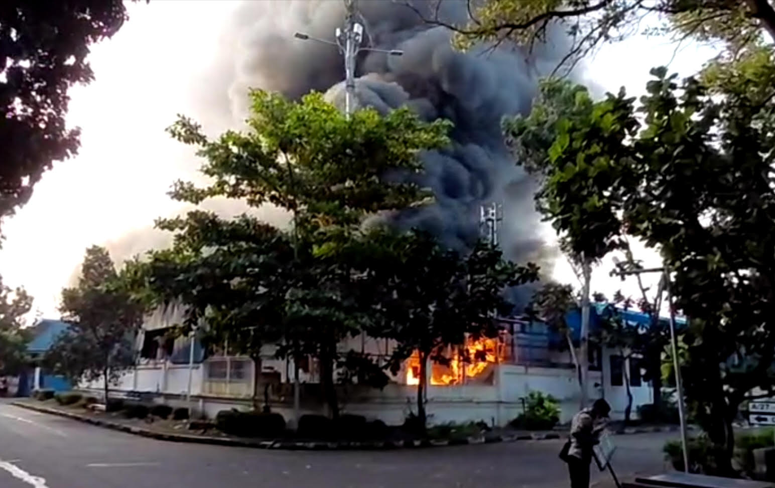 Kebakaran tampak di perusahaan pengolahan logam PT Team Metal, Tanjunguncang, Batam, Rabu (30/7).