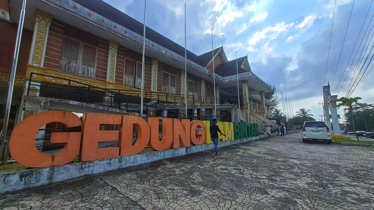 Gedung LAM Bintan terletak di Kijang, Kecamatan Bintan Timur.