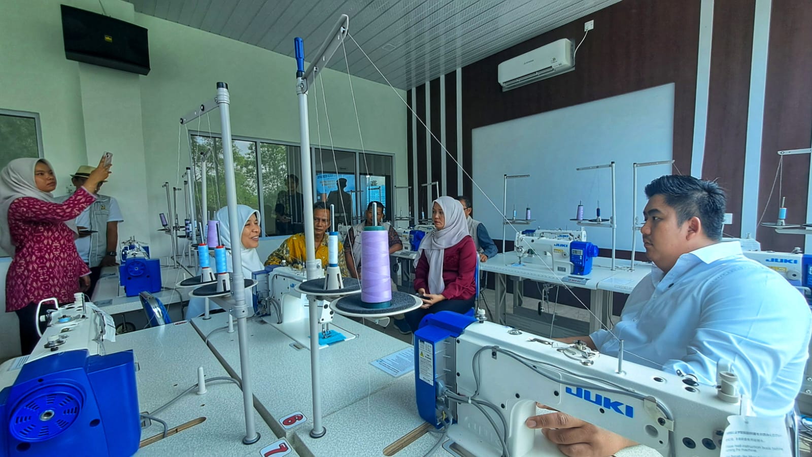 Pengurus Pusat Layanan Sentra Fashion Seri Kuala Lobam menerima kunjungan Bupati dan Wakil Bupati Bintan, Roby Kurniawan dan Deby Maryanti, Kamis (31/7/2025).