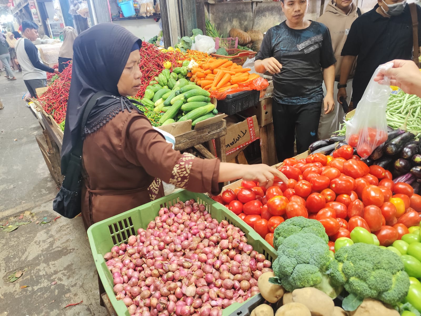 Bawang jawa yang saat ini dijual oleh pedagang Pasar Bincen senilai Rp60 ribu per kilogram, Kamis (31/7).