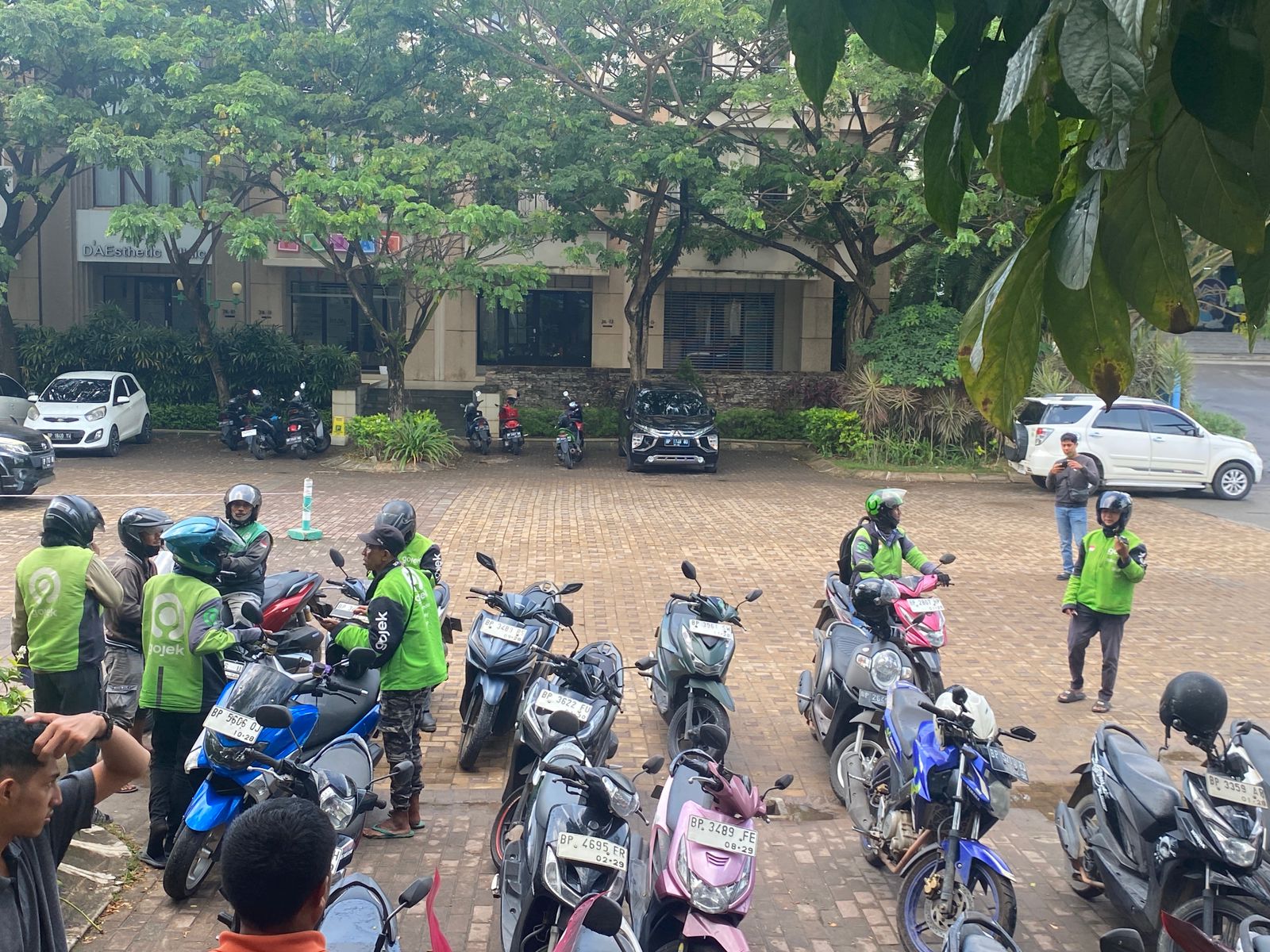 Sejumlah driver ojek online yang mendapat orderan fiktif mendatangi kantor Batampos, Kamis (31/7).