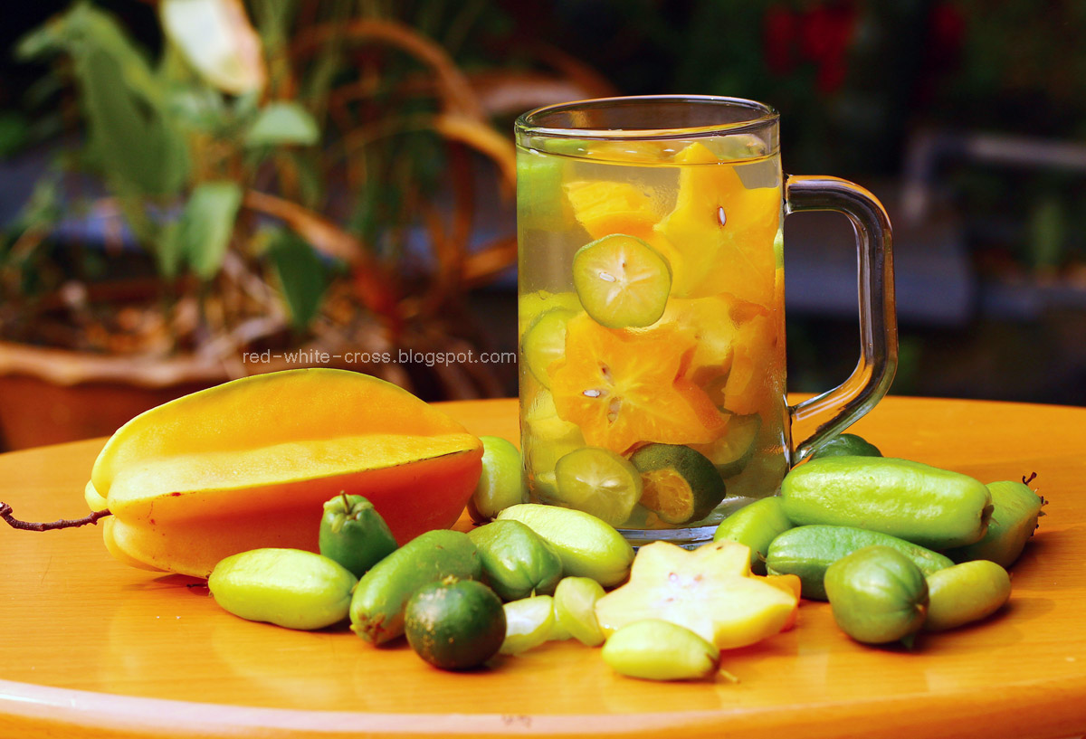 ILUSTRASI. Infused water dengan bahan buah belimbing.