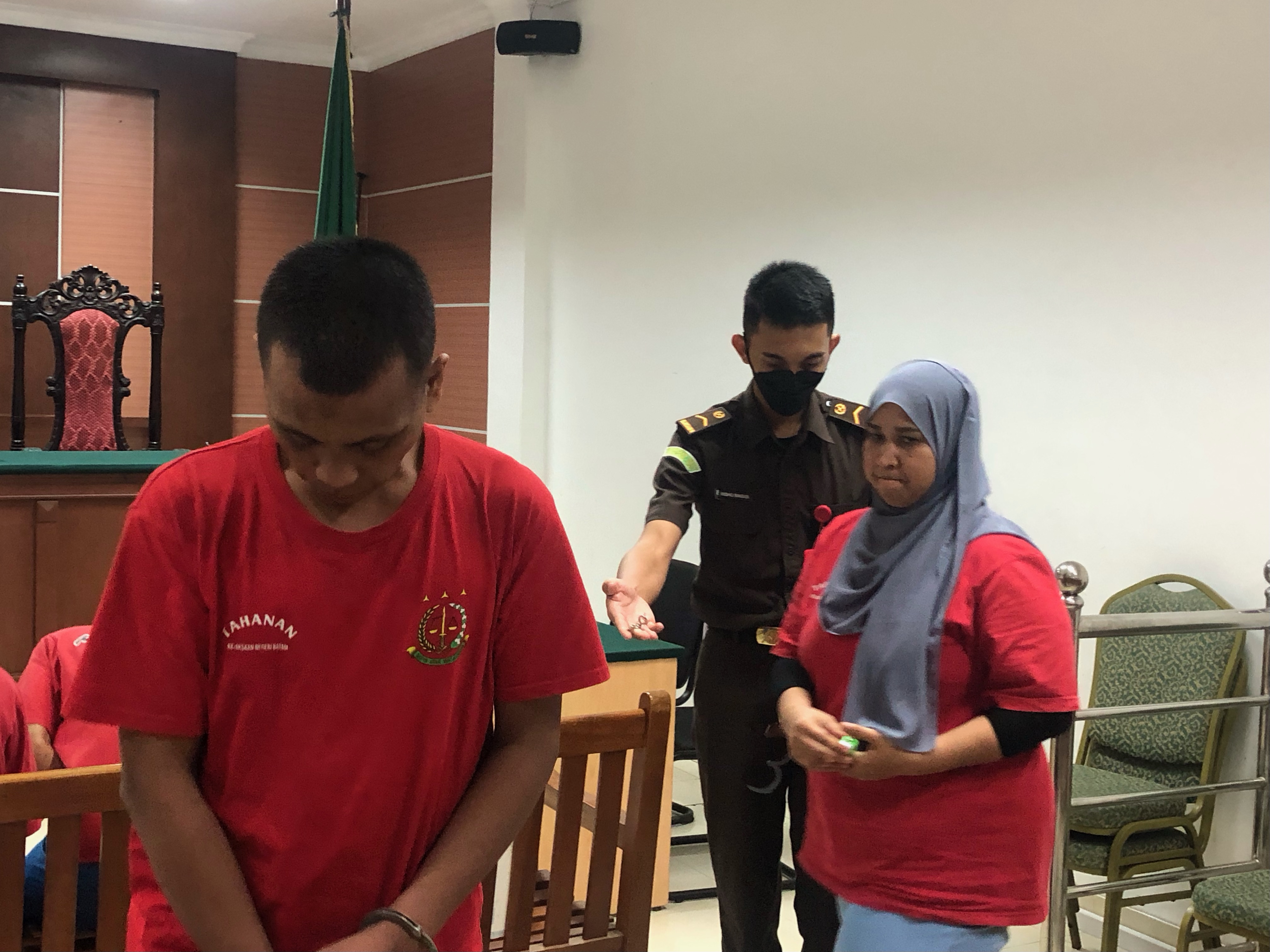 Pasangan suami istri, Nike Asmayoni dan Ade Wahyudi terdakwa penipuan menjalani sidang terbuka di Pengadilan Negeri (PN) Batam, Selasa (29/7).