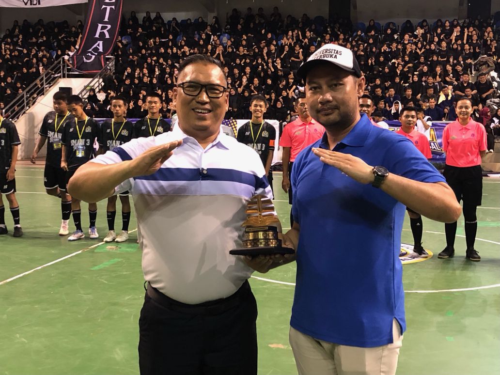 Wakil Gubernur Kepri Nyanyang Harris Pratamura dan Direktur UT Batam Angga Sucitra saat pembukaan futsal.