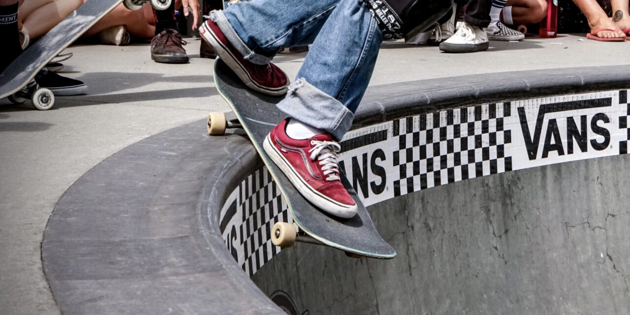 ILUSTRASI sepatu Vans yang tetapi stylish saat dipakai skaterboard.