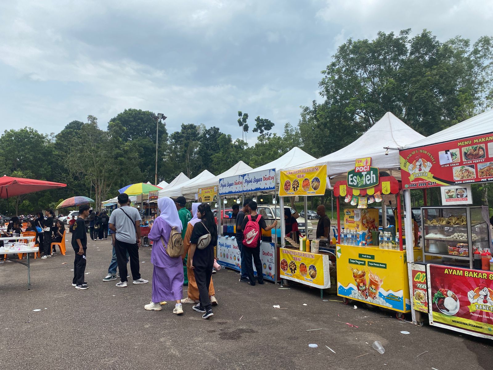 Pelaku UMKM Batam saat menjajakan dagangnya di sekitar arena penyelenggaraan UT Batam HI-School Futsal Championship 2025.